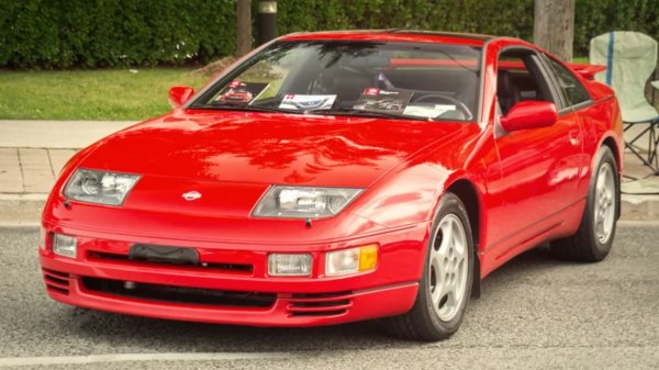 Представен горе-долу по същото време като 240SX, Z32 300ZX е второто поколение на най-високия спортен автомобил на Nissan. Стилът му е значително подобрен в сравнение със старата версия, като модерната, опростена кабина заменя остарелия, лепкав интериор на предшественика му.
Част от успеха на колата може да се дължи на изследванията на неговия дизайнер Тошио Ямашита. Именно дизайнът представлява радикална промяна от предишните продукти на Nissan и Ямашита е категоричен, че оригиналните му скици са запазени, за голямо огорчение на инженерите на Nissan. Първоначално фаровете за 300ZX са счетени за твърде трудни за изработване и инженерният екип иска от Ямашита да промени дизайна или с изскачащи фарове, или с по-малко ъглови модули. Но той отхвърля искането и в крайна сметка сам намира проекторите, като ги представя на инженерния екип. Този уникален дизайн, заедно с прецизното управление на Z32 и конкуриращата с Porsche производителност, затвърждават репутацията му на един от най-добрите Z автомобили.
